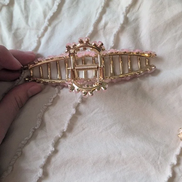 Bundle Of Pink And White Metal Floral Hair Clips - Picture 3 of 3